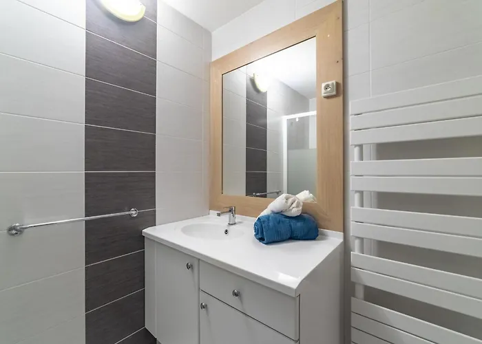 Apartment Les Roses Lauriers By Interhome *