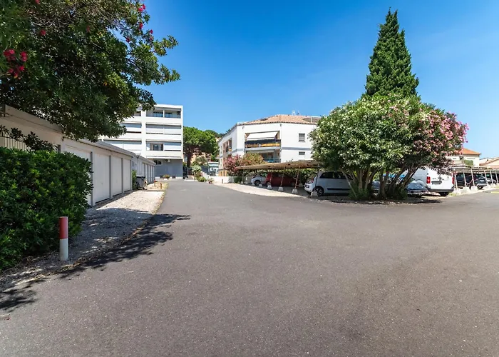 Apartment Les Roses Lauriers By Interhome